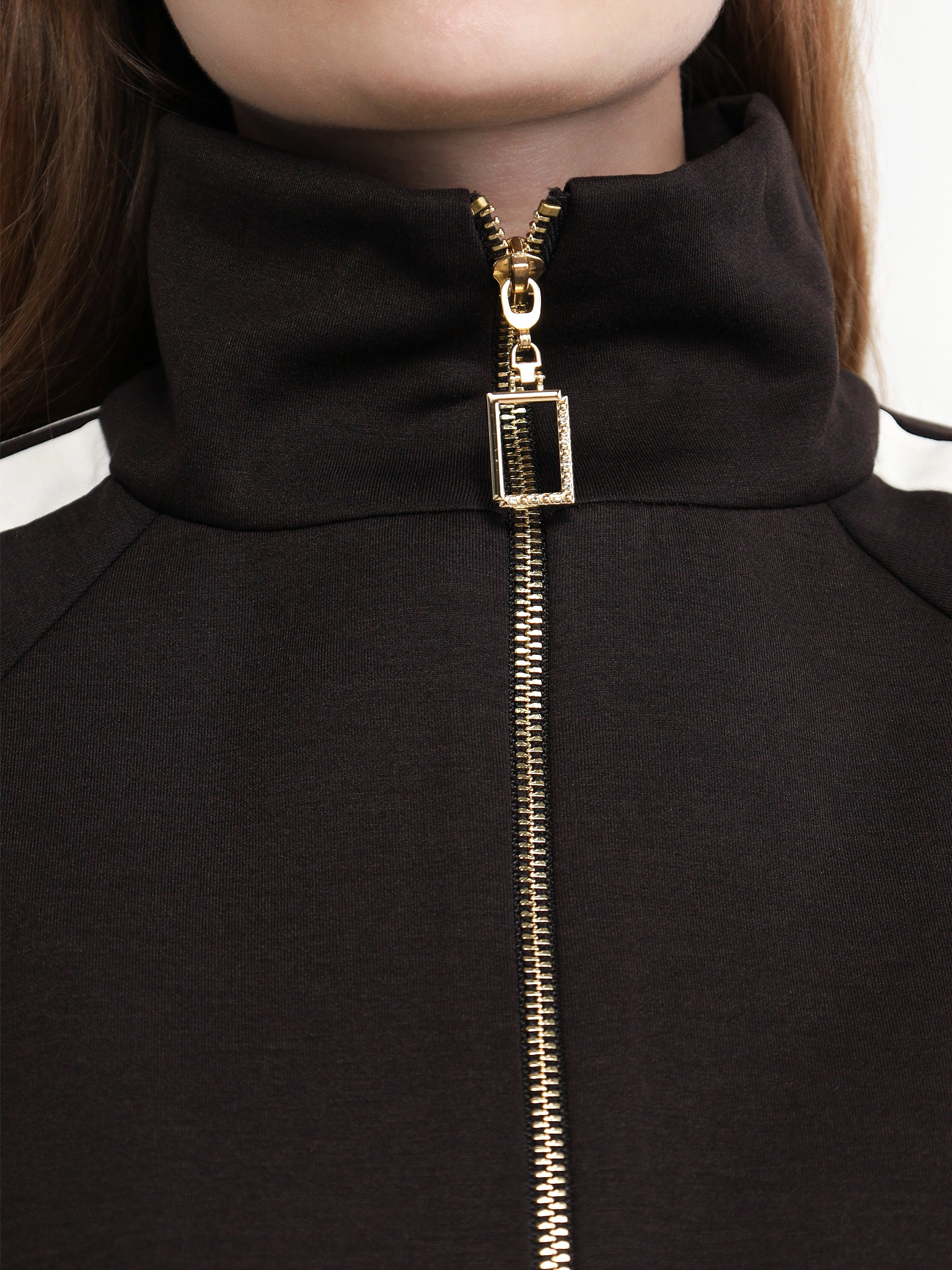 Куртка трикотажная темно-коричневого цвета прямого кроя